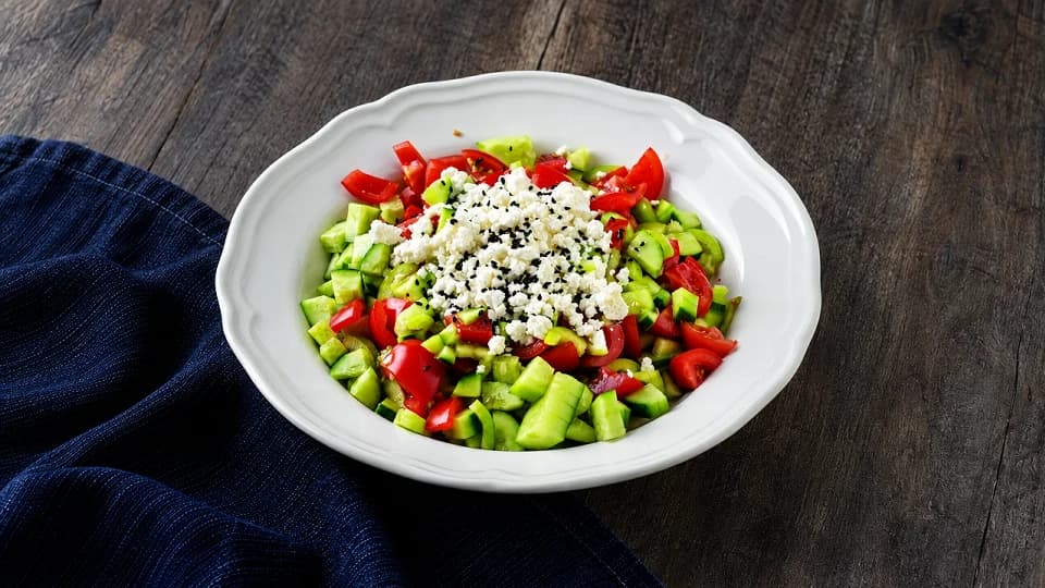 Peynirli Çoban Salatası