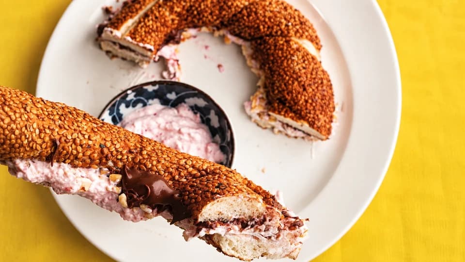 Simit Arası Çilekli Labne