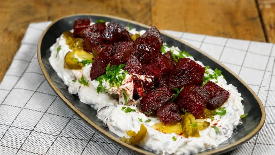 Tahinli Süzme Yoğurtlu Soğan Mezesi
