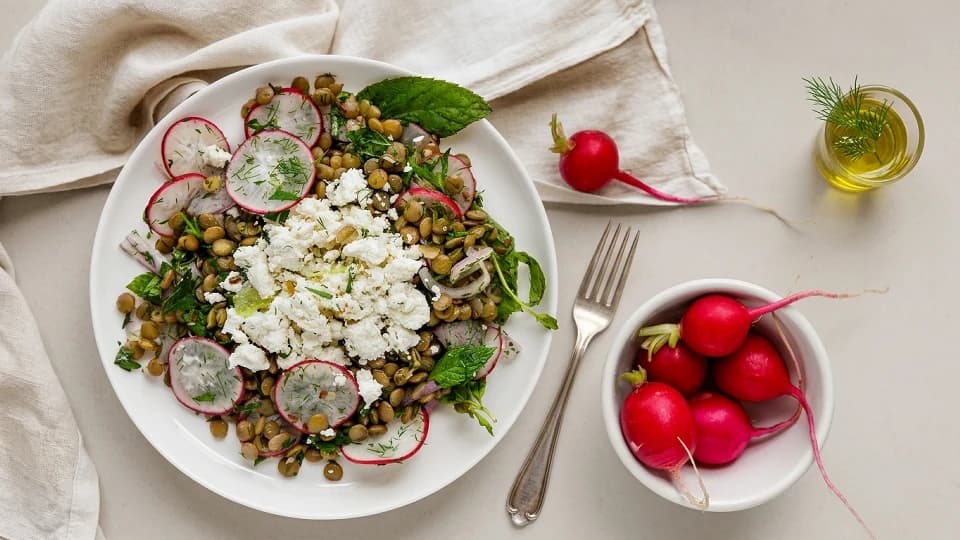 Lor Peynirli Yeşil Mercimek Salatası