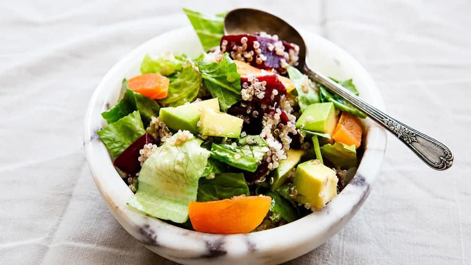 Pancarlı Kinoa Salatası