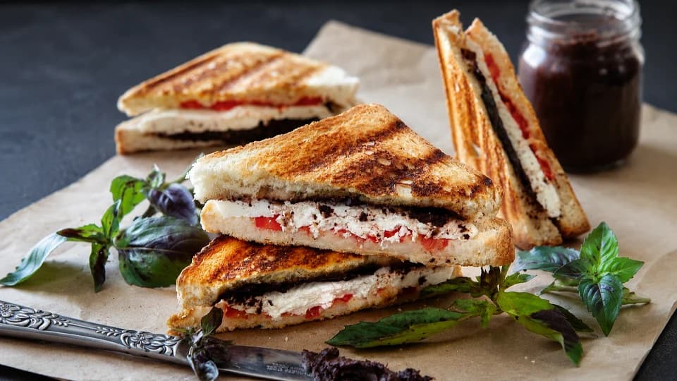 Domatesli Fesleğenli Tost
