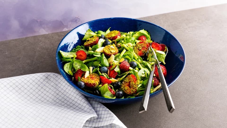 Fıstıklı ve Yaban Mersinli Salata