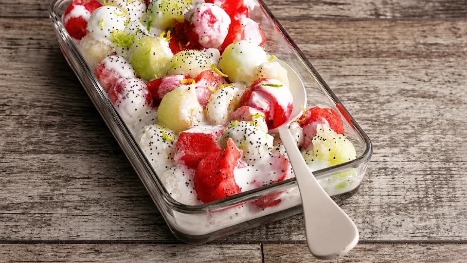 Hindistan Cevizi Kremalı Karpuz Salatası