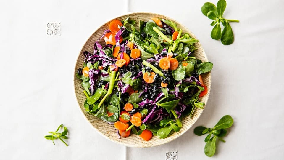 Siyah Fasulyeli Semizotu Salatası