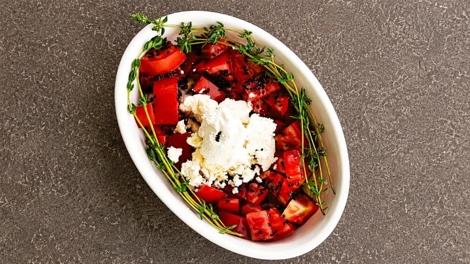 Lor Peynirli Domates Salatası
