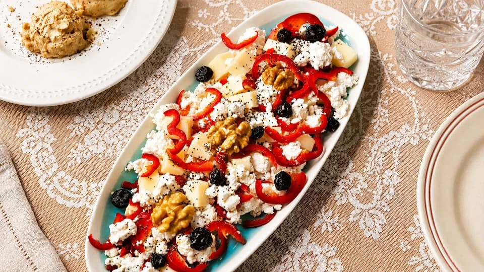 Yaban Mersinli Peynir Salatası