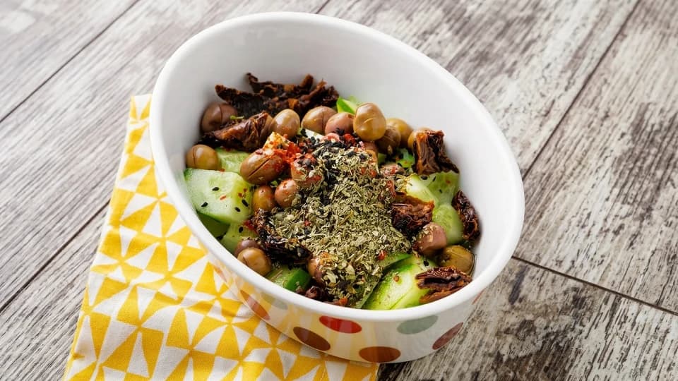 Zeytinli Kuru Domatesli Salata