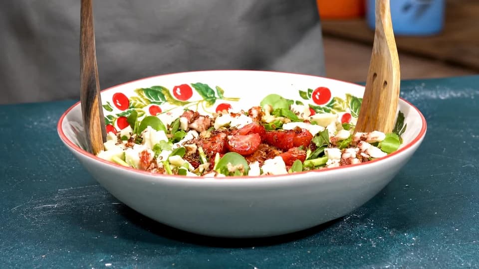Keçi Peynirli Çilekli Semizotu Salatası