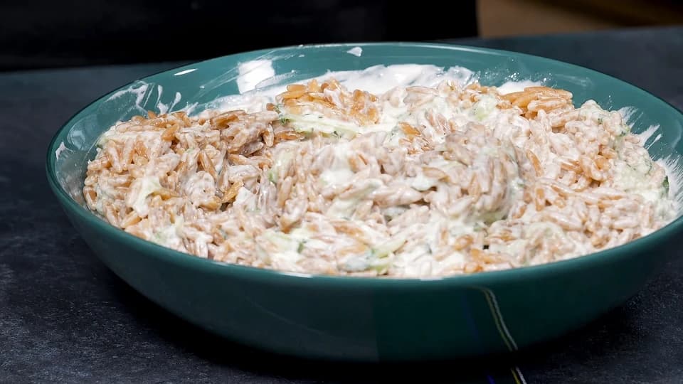 Yoğurtlu Arpa Şehriye Salatası