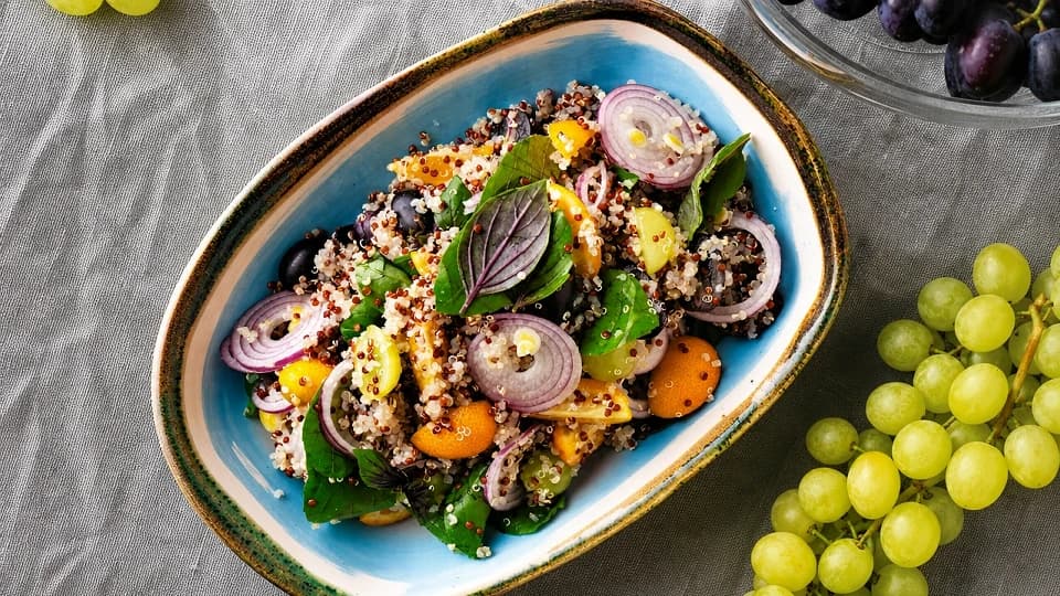 Renkli Üzümlü Kinoalı Salata