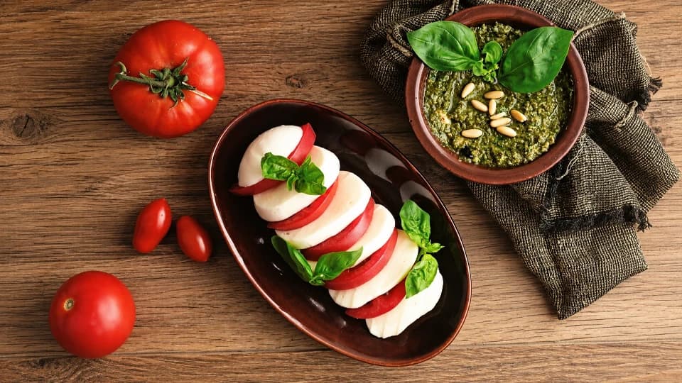 Pembe Domatesli Mozzarella ve Pesto Sos