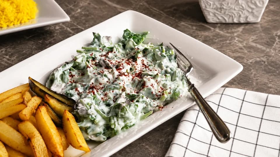 Sarımsaklı Yoğurtlu Roka