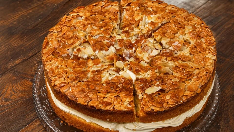 Ballı Bademli Pasta