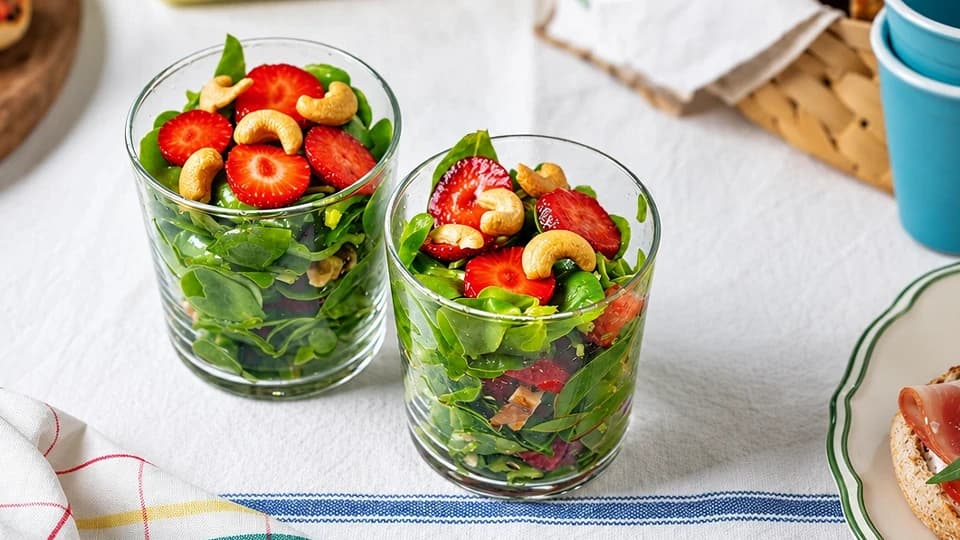 Kajulu Çilekli Semizotu Salatası