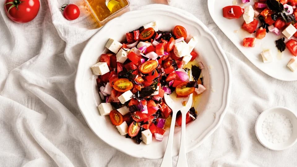 Peynirli Soğanlı Domates Salatası