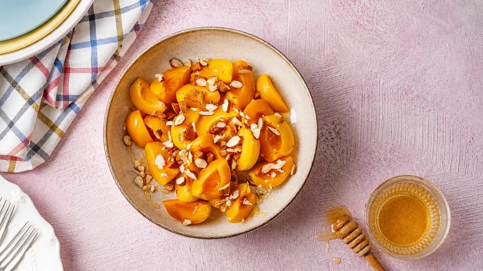 Kayısılı Ballı Bademli Salata