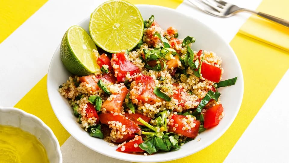 Fesleğenli Kinoalı Domates Salatası