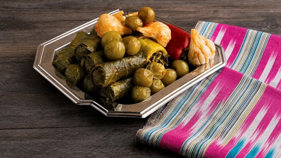 Erikli ve Taze Sarımsaklı Bahar Dolması