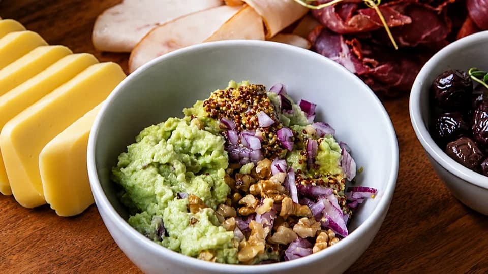 Üzüm ve Cevizli Avokado Pate