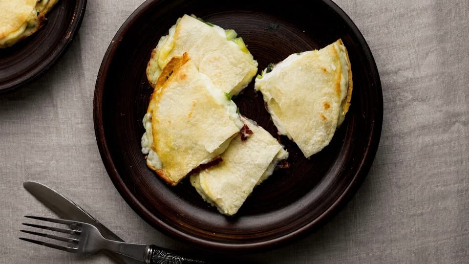 Küçük Lavaşlar ile Pastırmalı Quesadillas
