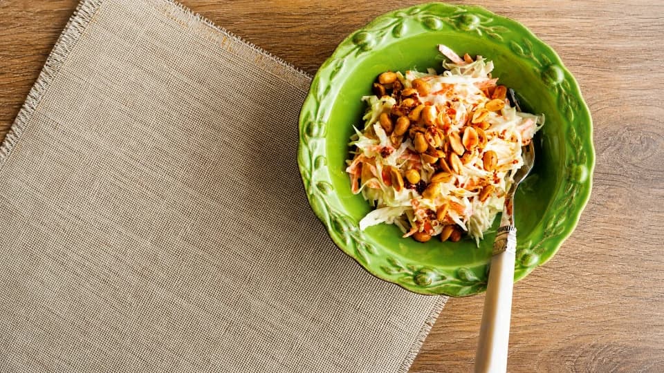 Yer Fıstıklı Lahana Salatası