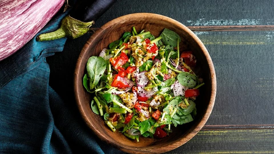 Semizotlu Közlenmiş Patlıcan Salatası
