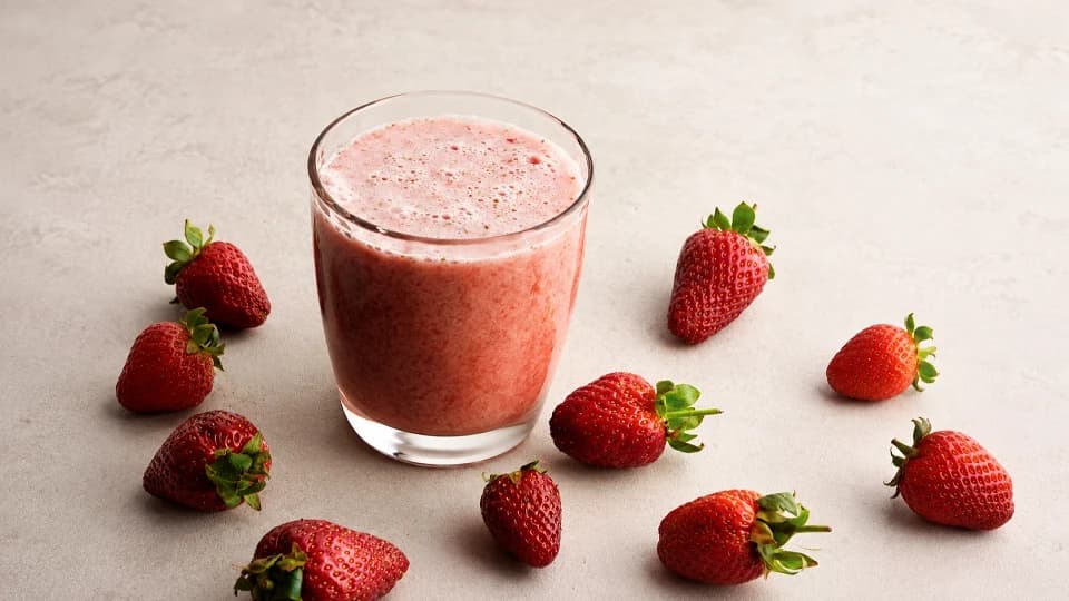 Çilekli Hindistan Cevizi Sütlü Smoothie