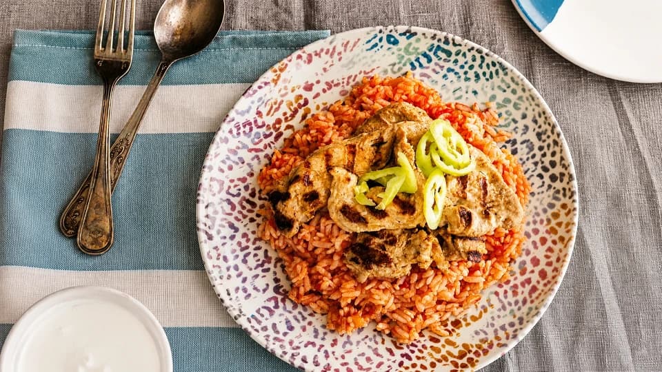 Tavuk Külbastı ve Domatesli Pirinç Pilavı