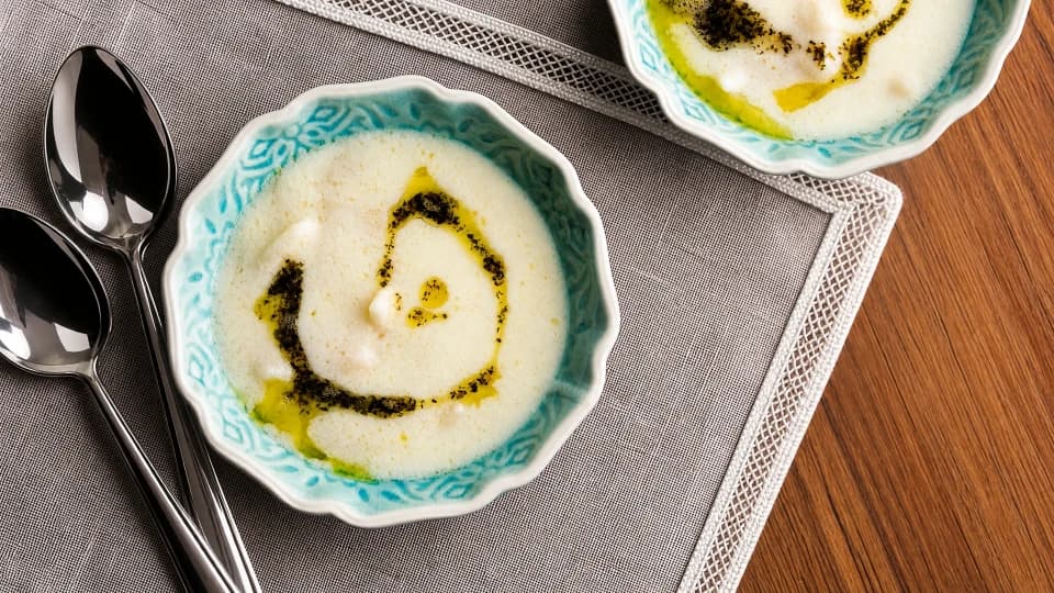 Tavuk Suyuna Yoğurtlu Erişte Çorbası