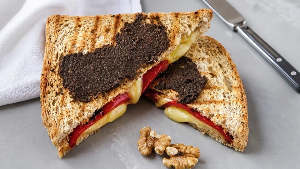 Tam Buğday Unlu ve Közlenmiş Biberli Tost