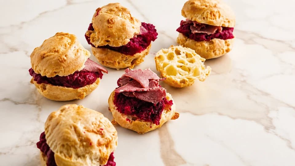Pancar Ezmeli ve Füme Etli Gougères