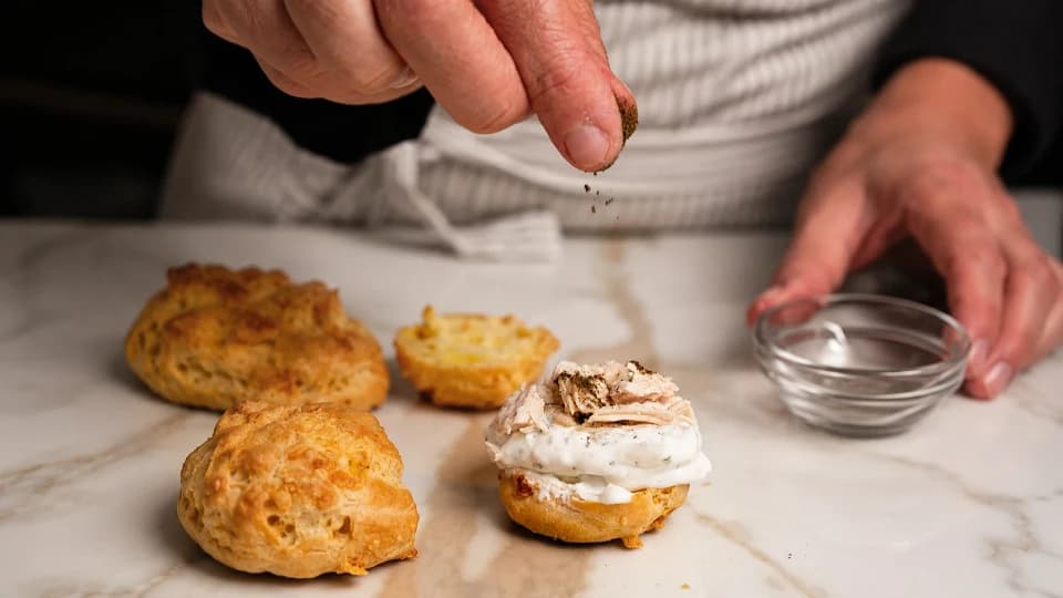 Haydari ve Tavuklu Gougères