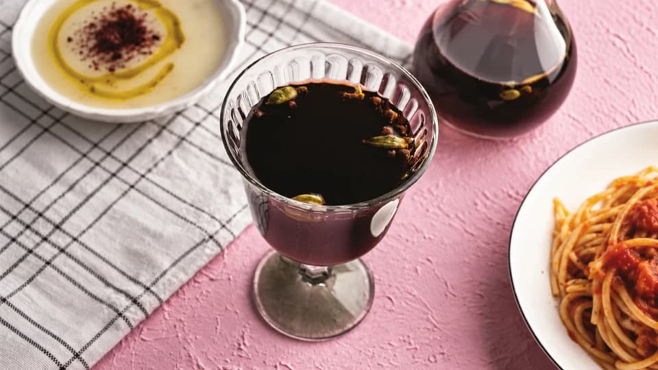 Kakuleli ve Karanfilli Pekmez Şerbeti