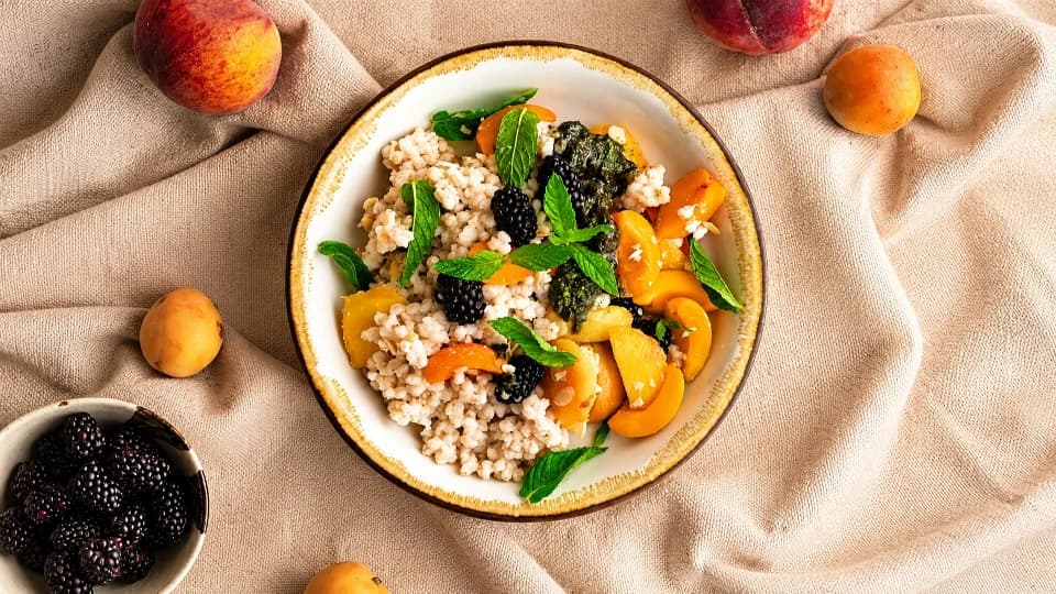 Fesleğen Soslu Taze Meyveli Buğday Salatası