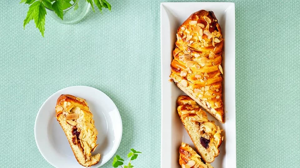 Çilekli Bademli Çörek