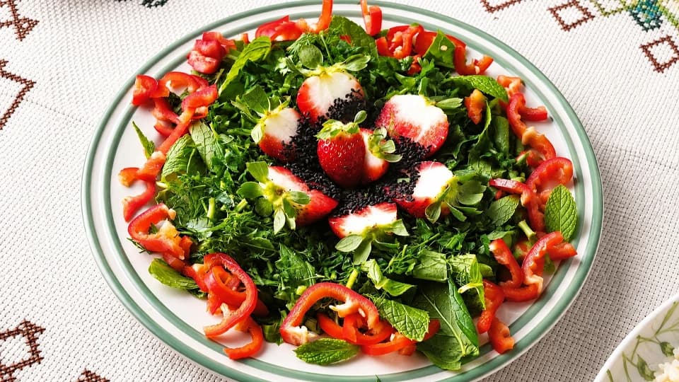 Çilekli Rokalı Bahar Salatası