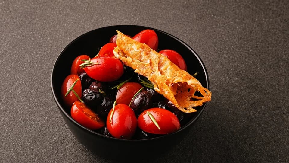 Kiraz Domatesli Zeytin Salatası