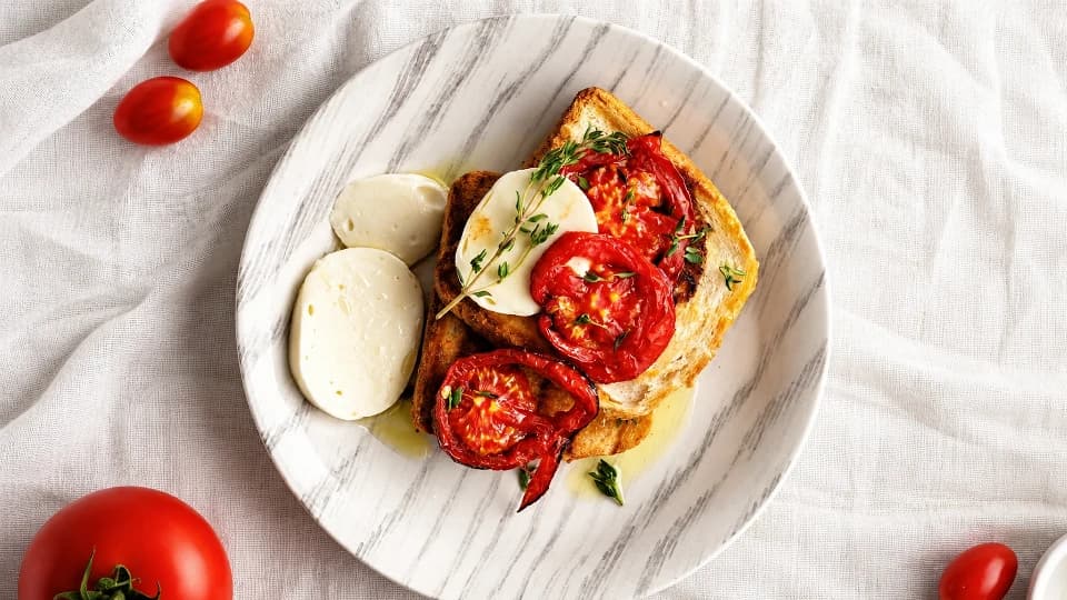 Közlenmiş Domatesli Ekmek Üstü